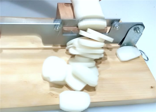 年关添年味，机械化年糕加工忙