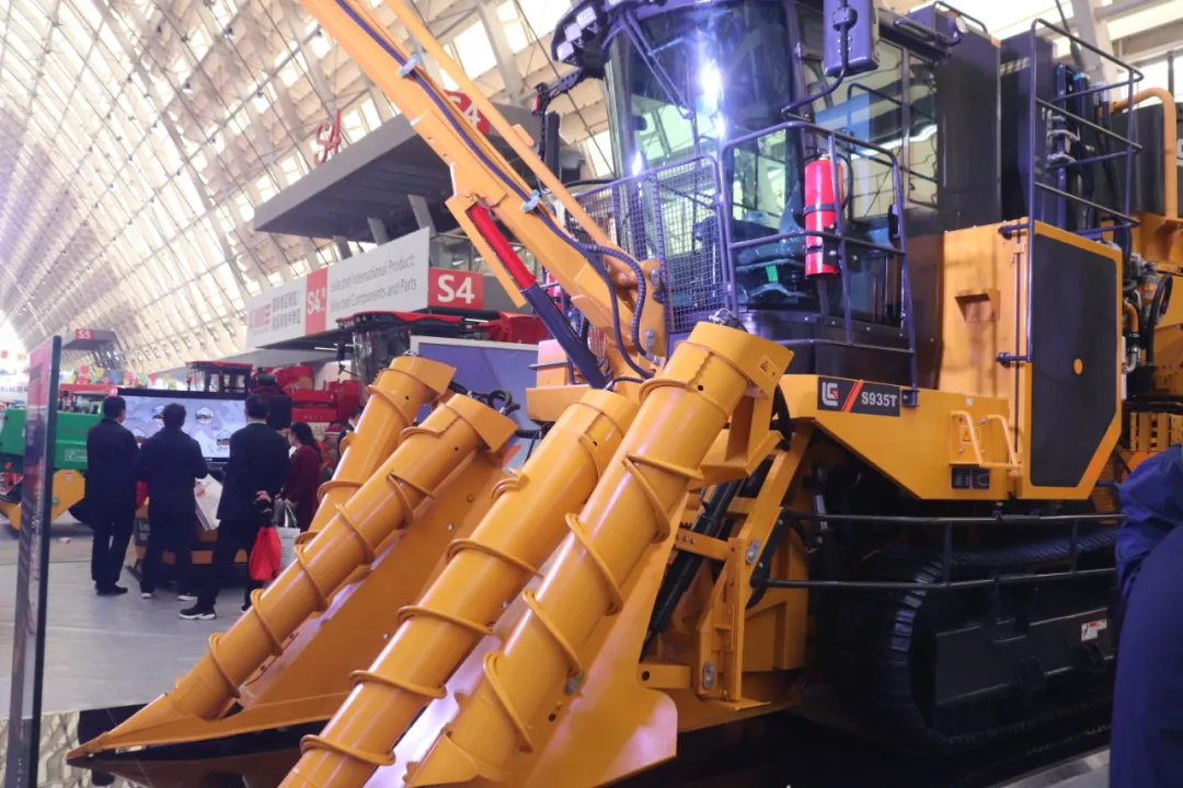 聚力攻坚“最后一公里”| 2026年提升甘蔗机收水平现场推进会在广西罗城举办